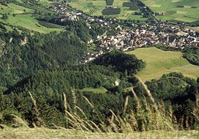 Sluderno e la collina di Ganglegg a sinistra in Alta Venosta